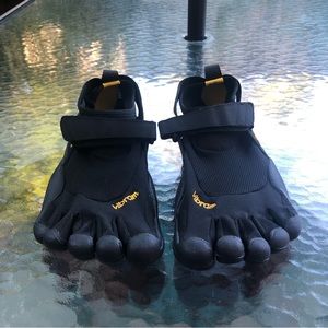 Vibram Five Finger Slip-on men’s size: 8 —- 8.5 Velcro closure